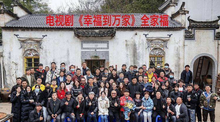 《幸福到万家》杀青,赵丽颖大量合照曝光,近况状态略显疲惫_作品_照片