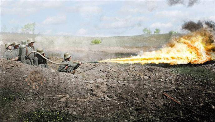 牛刀小试面对喷火器的威力威廉皇储很是满意,并说道:"很好,我要用这件