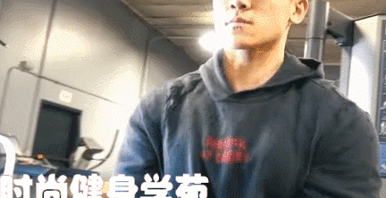 如何练成宽大虎头肩跟着健体冠军短腿小萝卜一起来虐三角肌