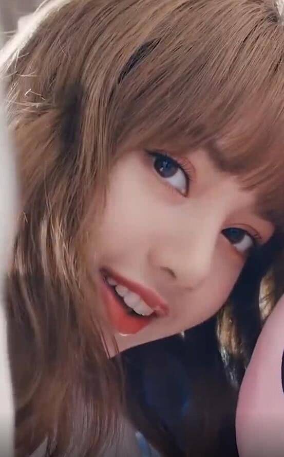 而lisa的睫毛就很完美,睫毛是黑黑的就衬得眼睛很有神,而且,能够发现