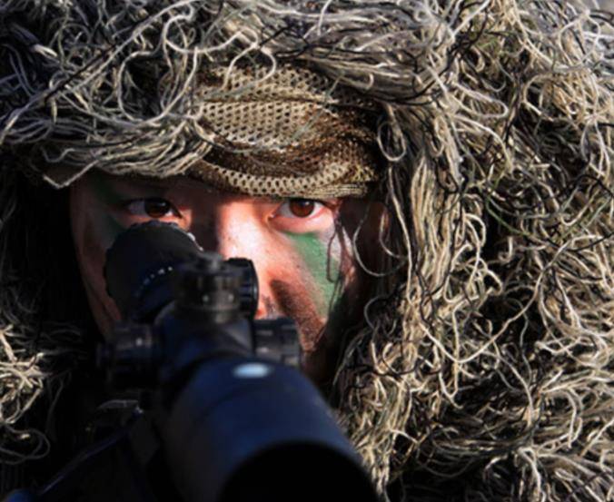 狙击手撤离时,枪都能扔掉,为何瞄准镜要必须带走