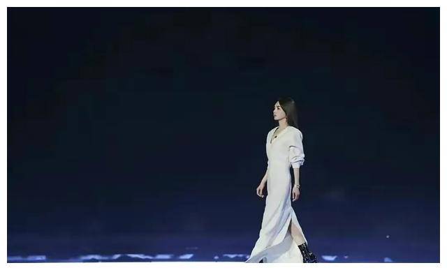 戚薇在主题曲mv中的c位是毋庸置疑的以歌手身份出道,以演员身份打破圈