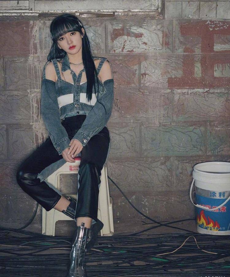 程潇也太敢穿了吧一身镂空牛仔外套出镜这身材我柠檬酸了