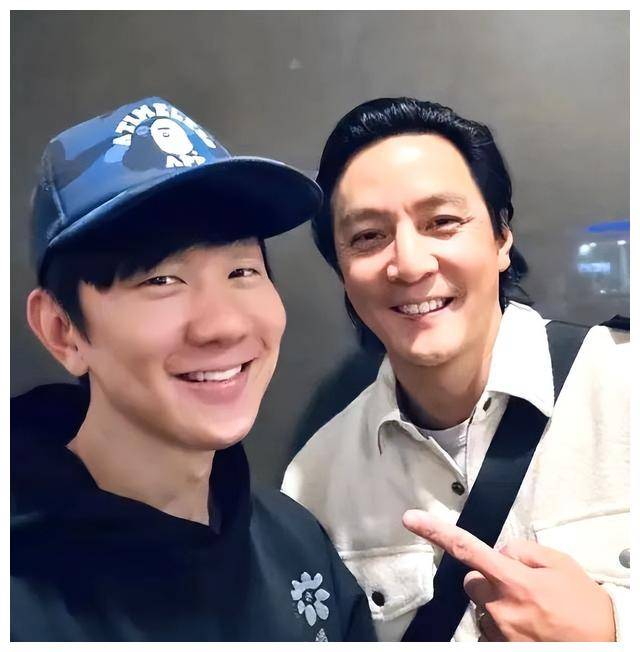 余文乐42岁了,依旧英俊俊俏,难以置信!_外貌_男星_彭于晏
