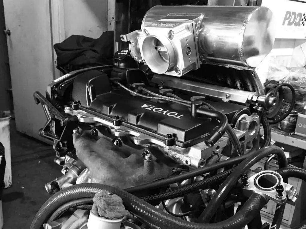 为了保证性能依旧强大,丰田更是邀请了f1赛车手参与设计制造,整车重量