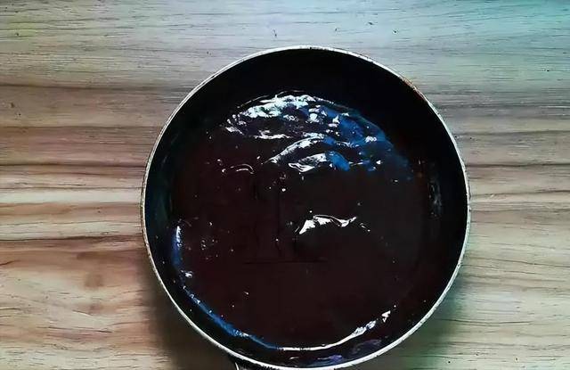 因煲汤忘关火,意外熬了锅黑色汤汁,132年后为子孙创造百亿财富_李锦裳