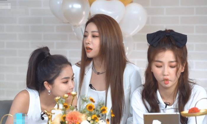 没滤镜后妆容太廉价,谢可寅还写错字_营业_虞书欣_时候