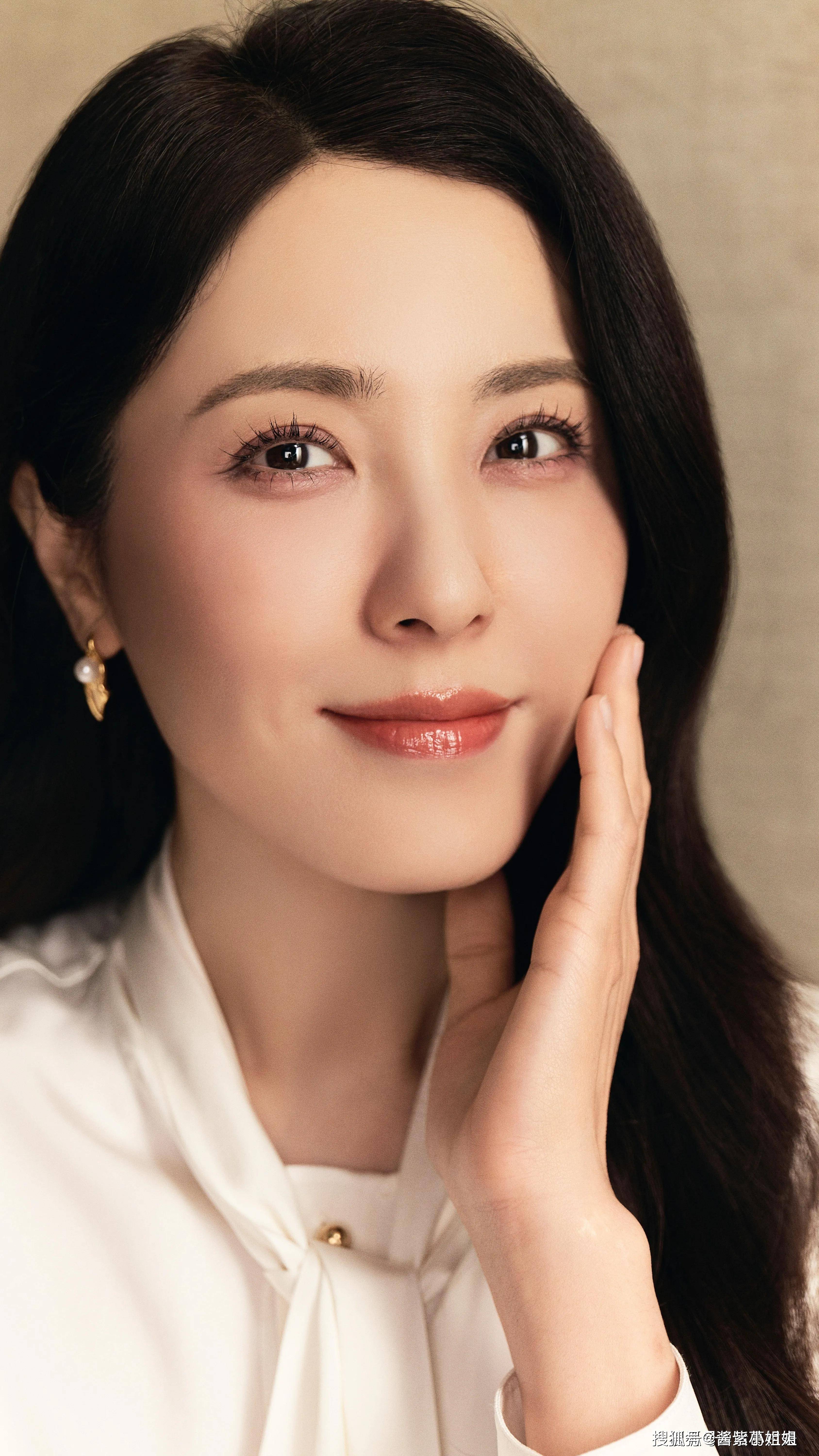 曾黎的颜值,犹如初升的太阳,温暖而明亮.