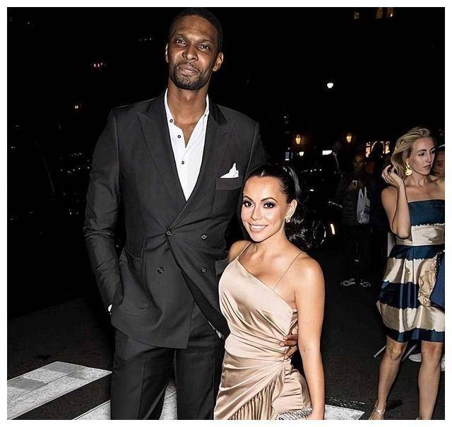 原创波什一家近照32岁退役赚得24亿妻子貌美已育有五子