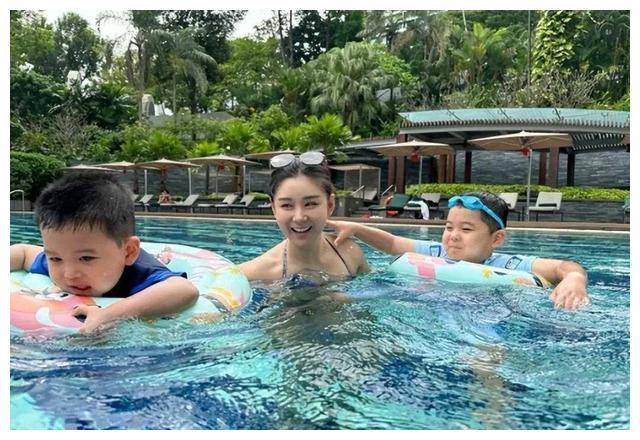 李小萌晒全家泳装照,俩儿子神似王雷,笑颜左拥右抱,太暖心!