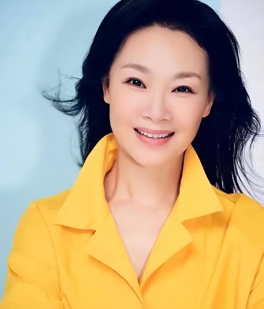 她被誉为军中花仙子,连续15年上春晚,男友患癌离世,52岁仍单身_吕薇