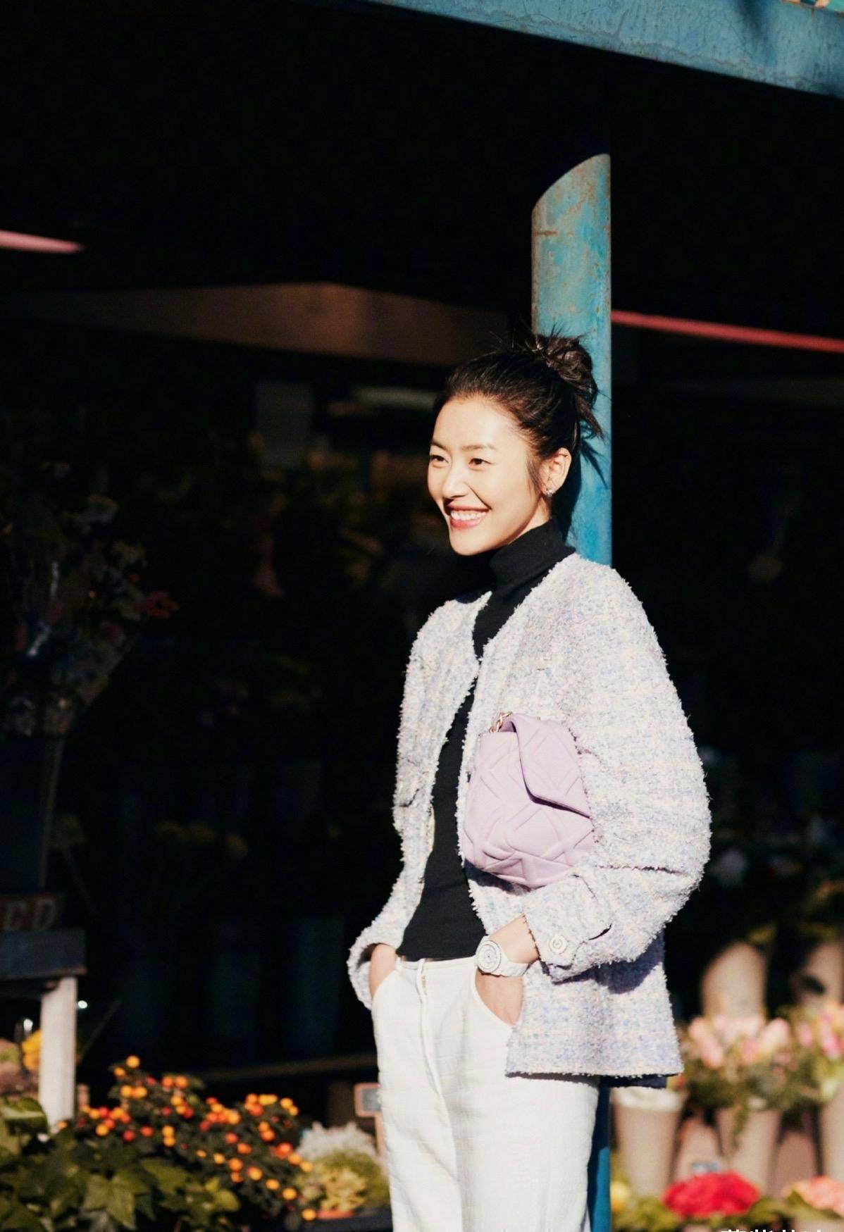 刘雯再创新造型,超长款西装轻松驾驭,网友:超模就能"为所欲为"_时尚_