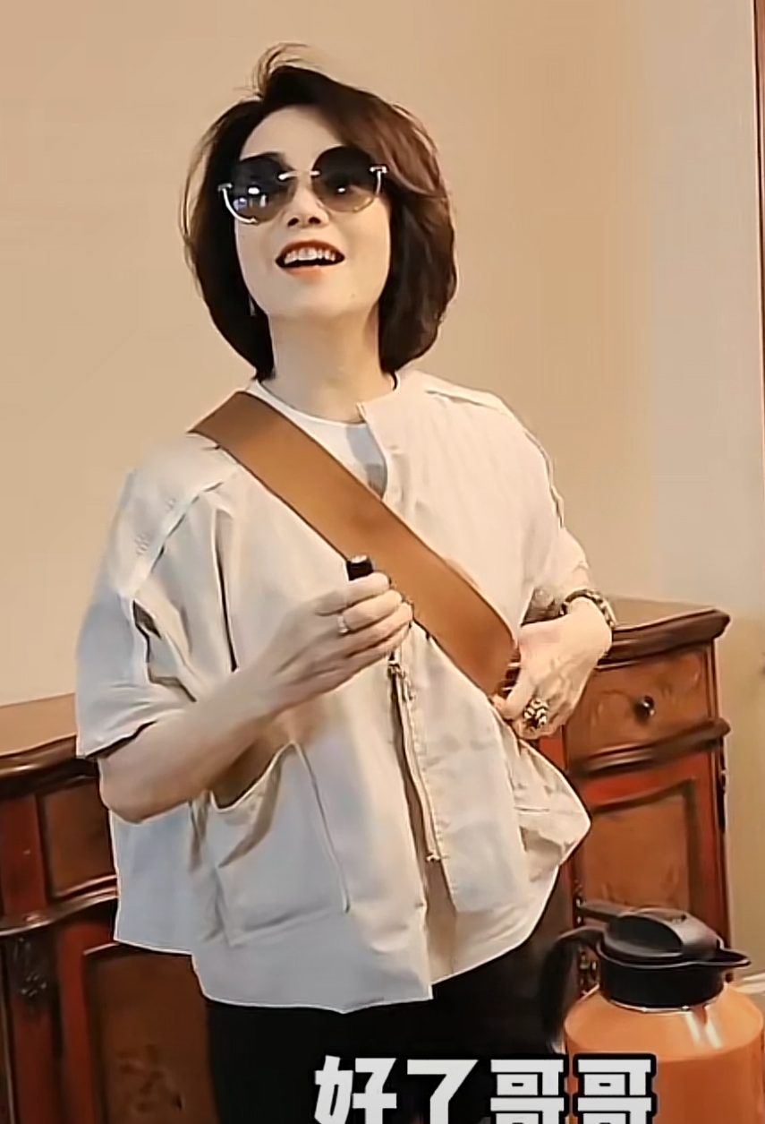 前央视主播徐俐退休后自驾游一个包值一万60岁还管丈夫叫哥哥