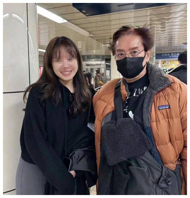 原创73岁谭咏麟东京街头牵手神秘美女网友猜测她是朱咏婷吗