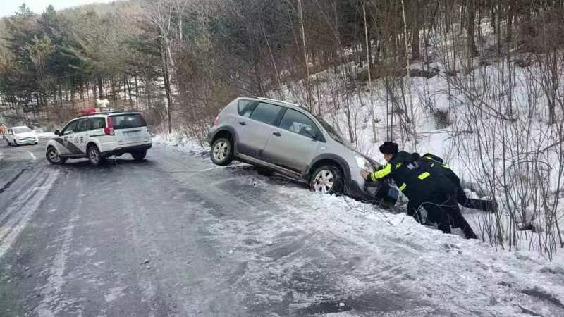 车辆侧滑陷水沟民警救助暖民心