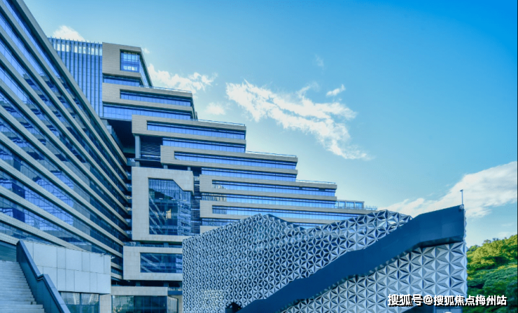 g107 国道,g4 京港澳高速,广深沿江高速,西乡大道,铁仔山隧道环绕