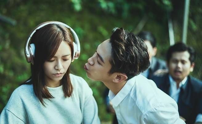 原创宋芸桦吻柯震东脸红心跳后悔没先吃臭豆腐再上场