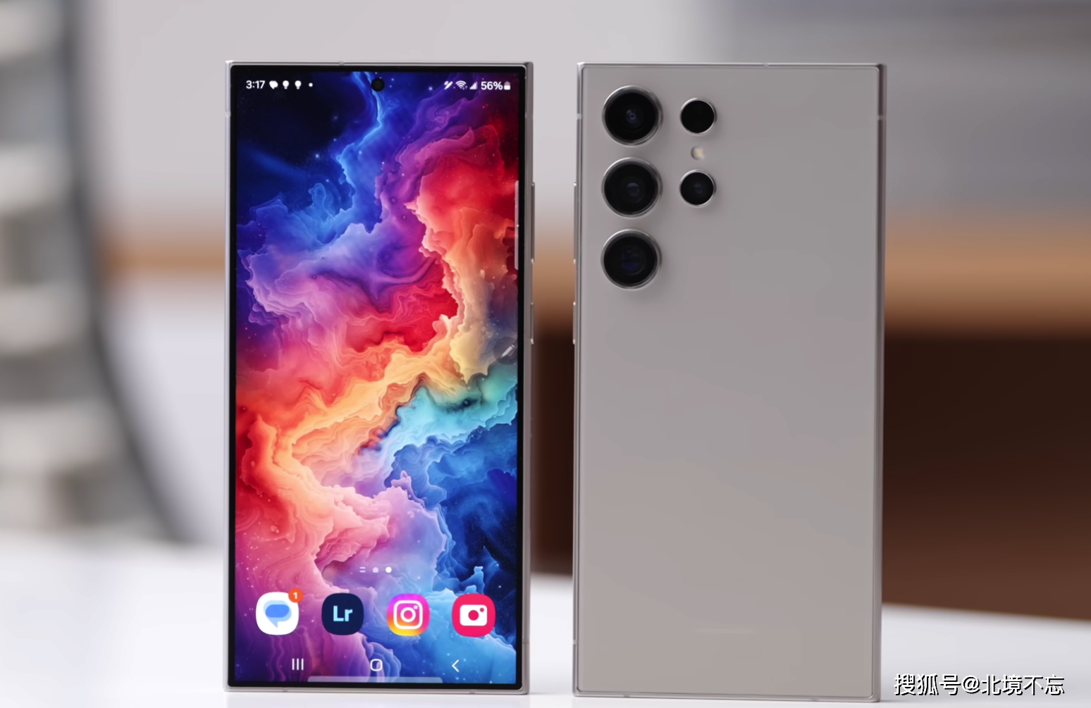 相比前代屏幕完全做平了,这是自三星galaxys10之后,三星第一次在高端