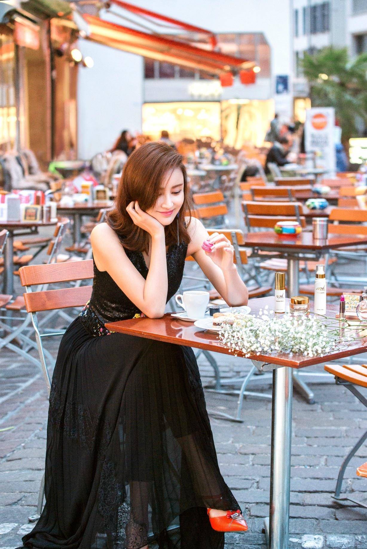 张歆艺得罪摄影师了?白裙勒得麒麟臂太粗,精修图和生图差异太大