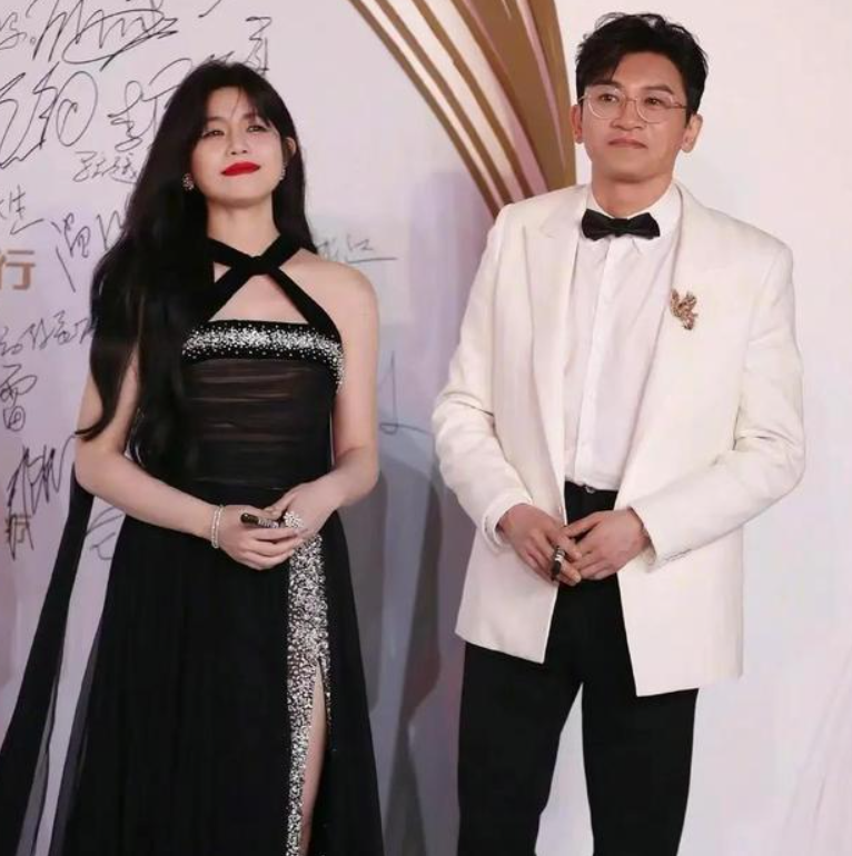 原创陈妍希拍戏被偶遇路人生图又瘦又白年过四十仍娇小可人