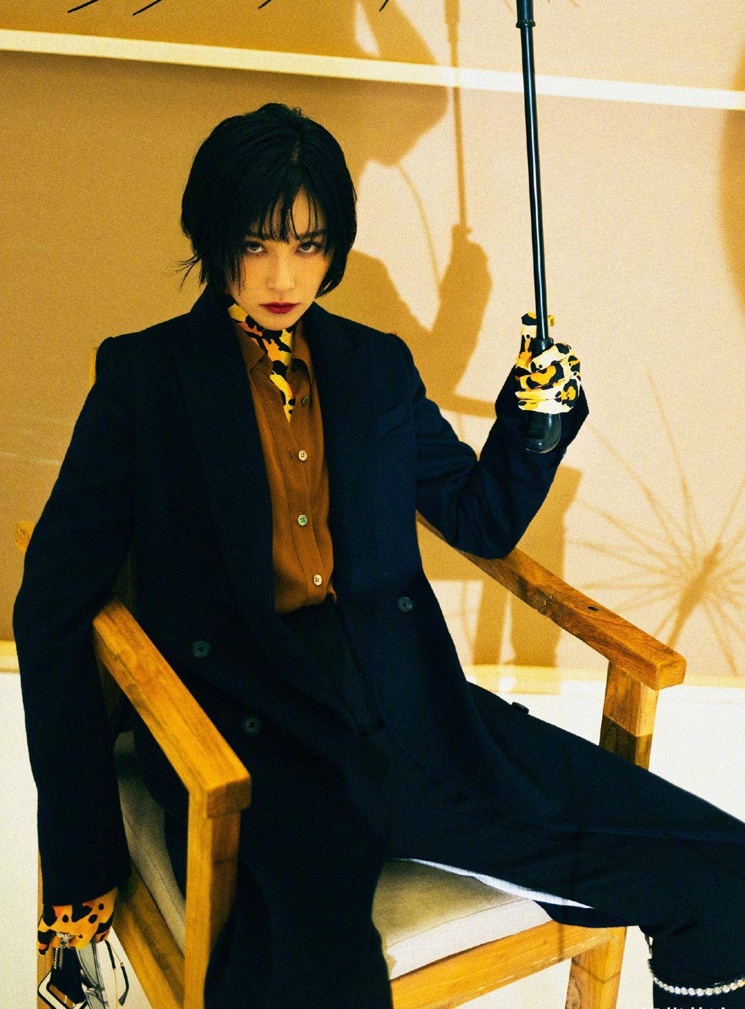 酷气十足的阚清子穿上一套藏蓝色的西装就更加霸气了,这套廓形的西装