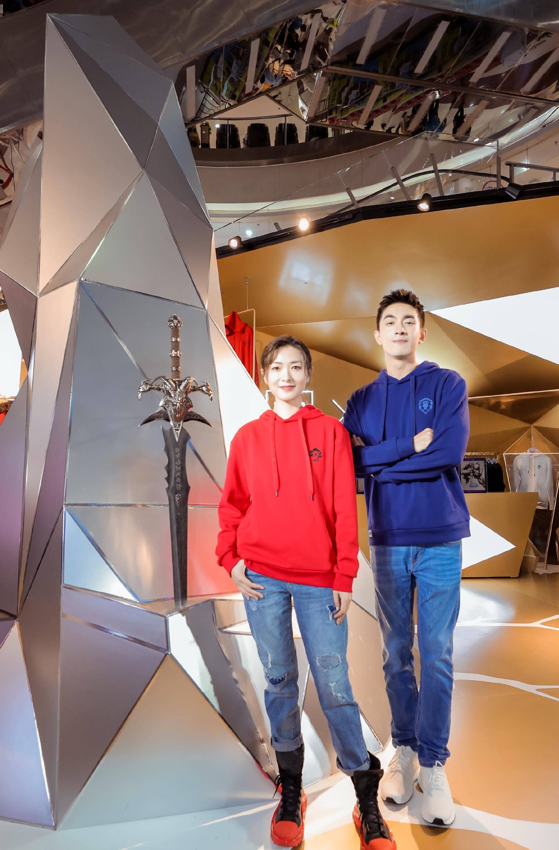 原创万茜对流行趋势了如指掌下衣失踪博足眼球裙子很短但显气质