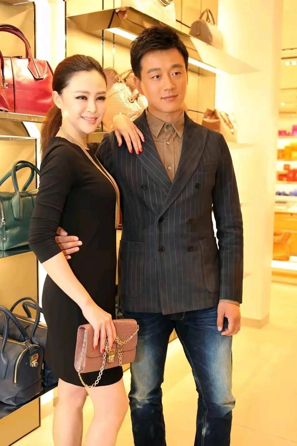 他们,就是佟大为和关悦,一对在娱乐圈中备受瞩目的夫妻,更是一对模范