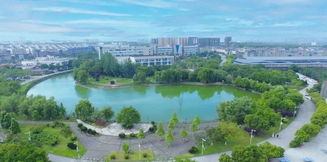 四川现代职业学院芳华待灼砥砺深耕民办高校扛把子把专业建在产业上