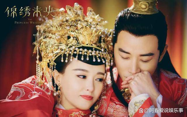 唐嫣穿着一袭由罗晋定制的纯白色婚纱,上面镶嵌着1206朵玫瑰,每一朵都