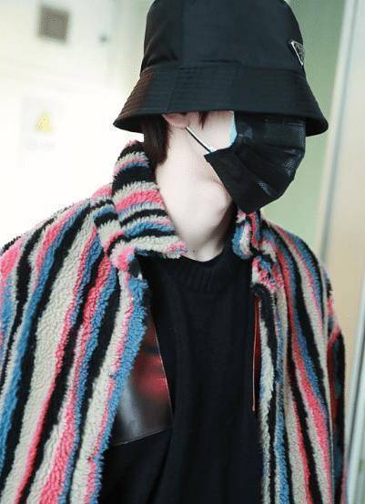 原创蔡徐坤外套不穿好却选择披在肩上抬手那一刻像极了霸道总裁