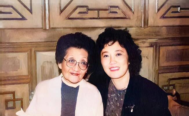 赖以栖身的洋房被没收,家中值钱物品被洗劫一空,最后连照片书信都散落