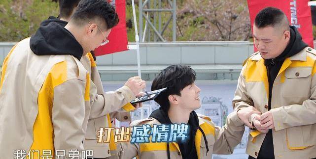 原创邓伦被恶搞化妆看到妆后效果别人都看不下去唯独热巴盯着笑