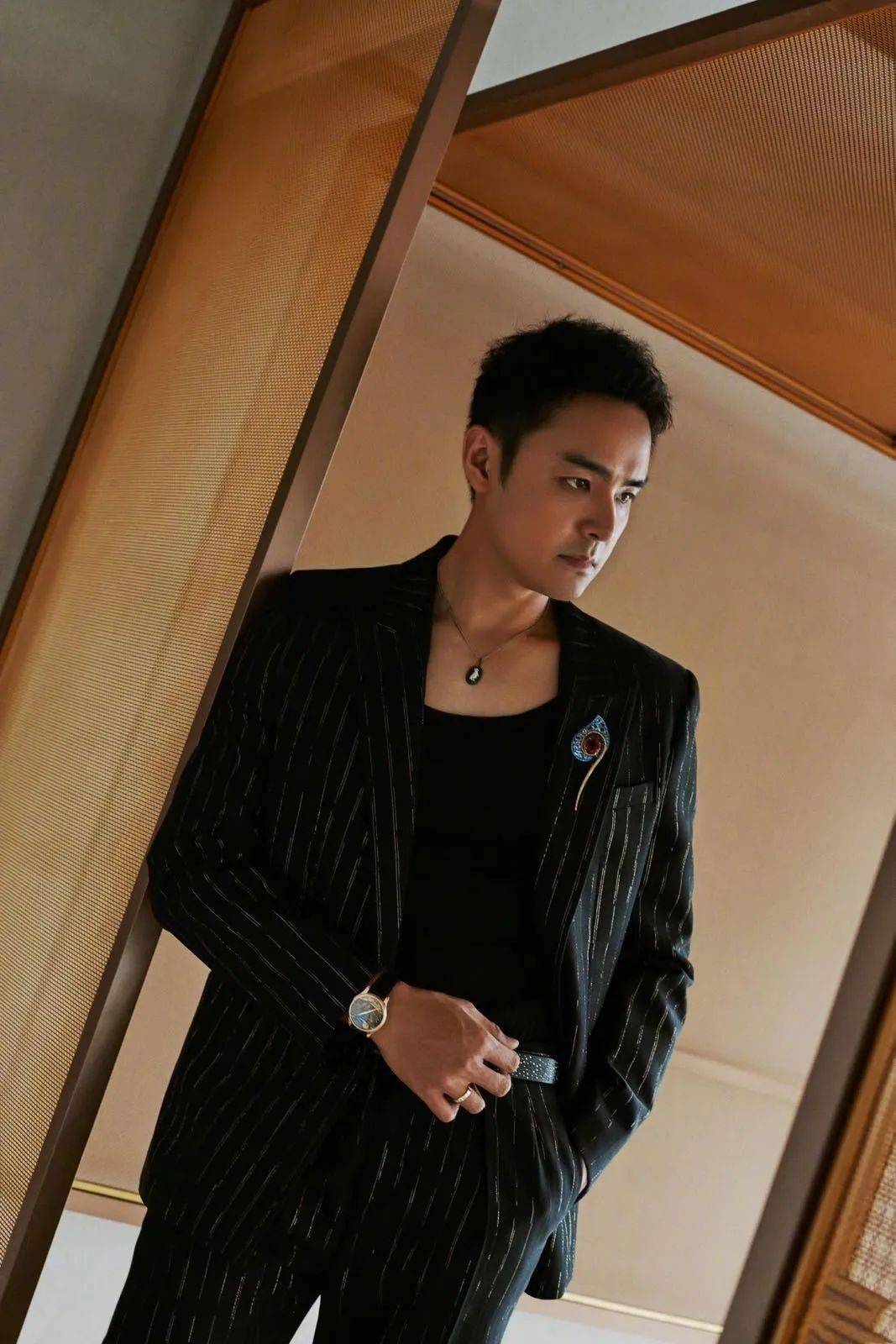 尽管已经44岁,但明道依旧保持着良好的身材和颜值,小麦肤色更显男人味