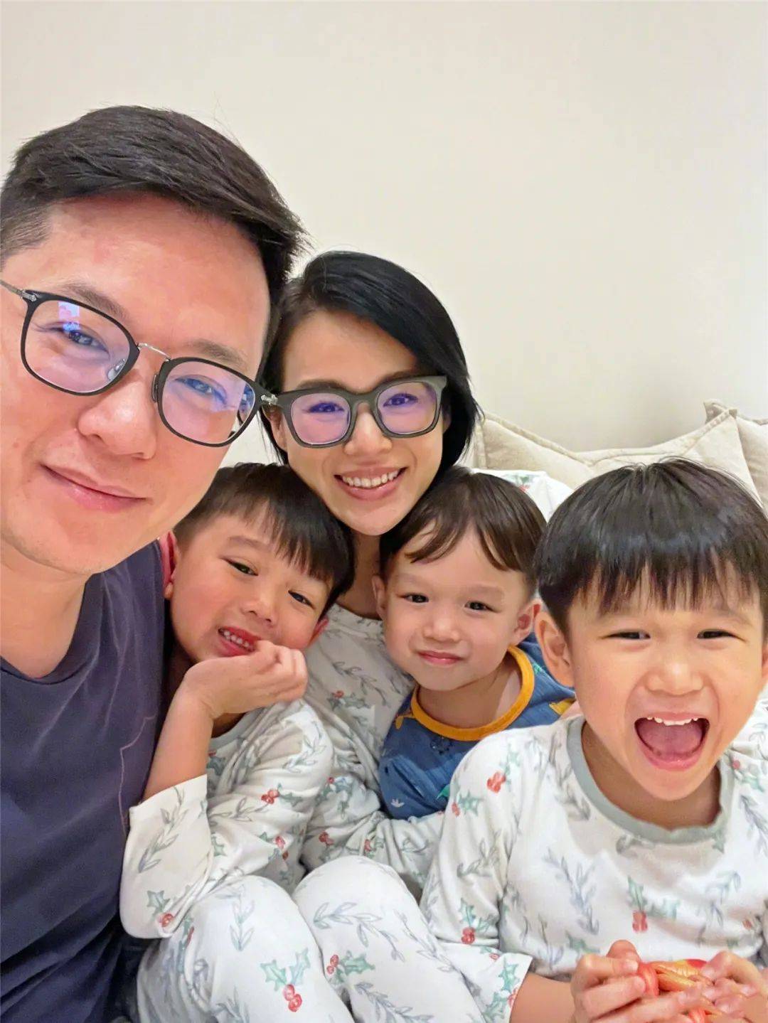 原创胡杏儿晒一家五口全家福照片与老公李乘德甜蜜如初三个儿子共用一