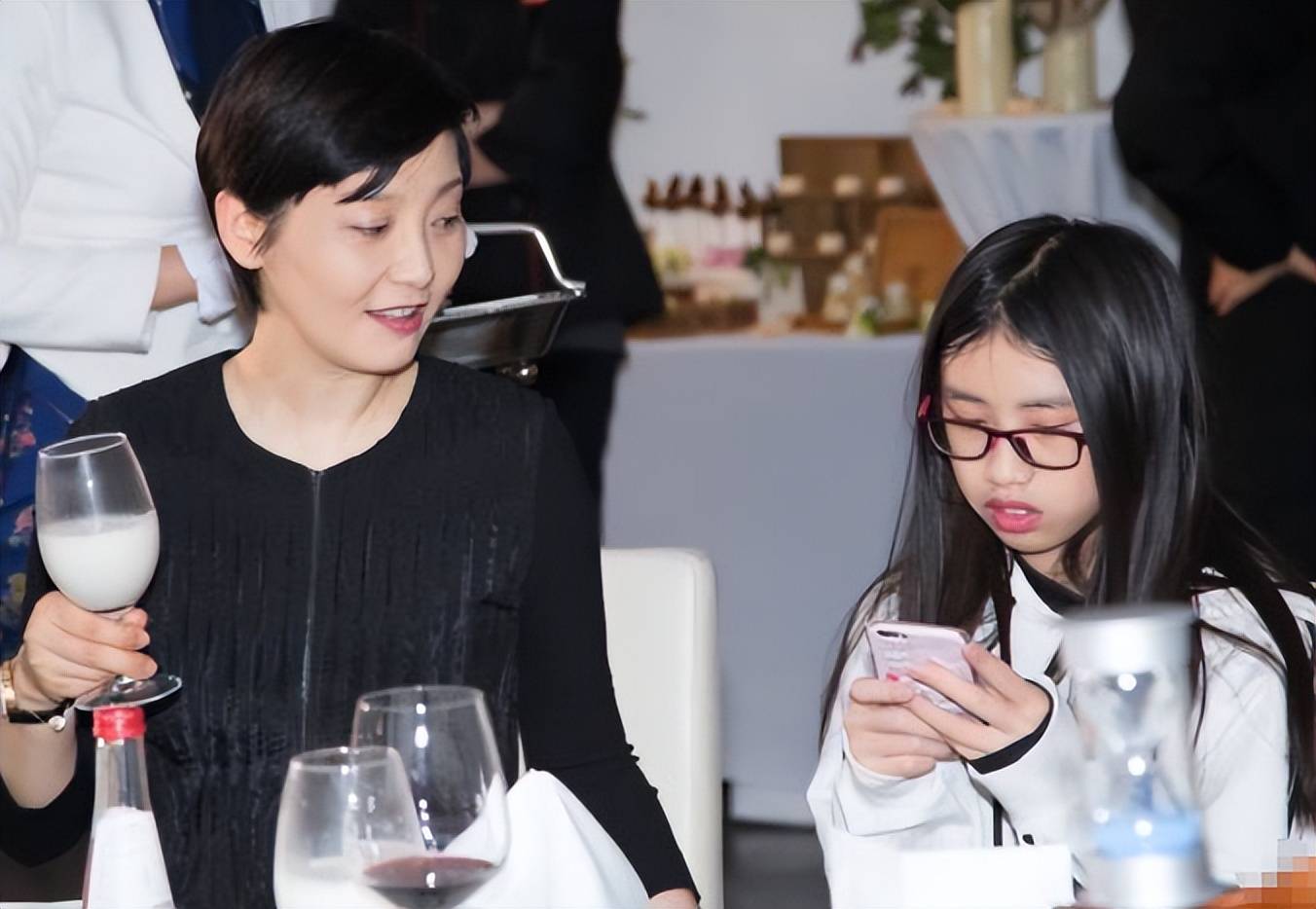 孤儿院领养了一名女孩,跟着徐帆姓取名徐小朵;后者因模样与冯小刚神似