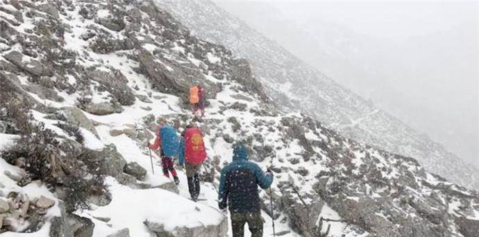 一名受伤的驴友,最近正在这边探险,所探险的位置,就是附近的"鳌太线"