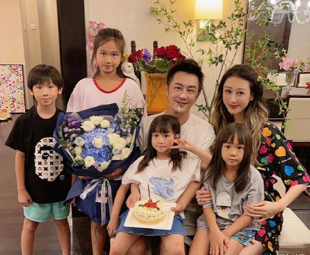 原创陈浩民一家六口最新合照五年剖腹获3女1儿曾被吐槽今被羡慕