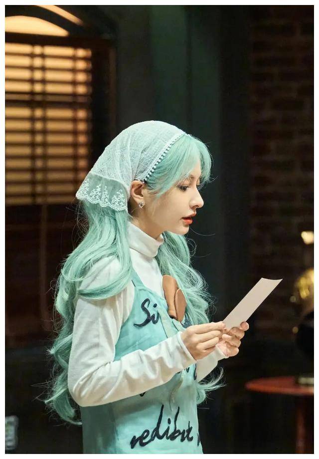 吴昕穿搭曝光绿发照片惊艳头上戴蕾丝头巾如精灵降临