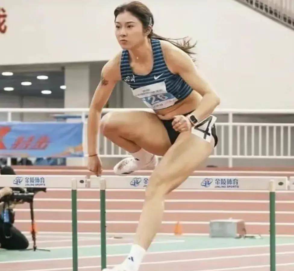 吴艳妮破纪录夺冠,女神跨栏实力惊艳