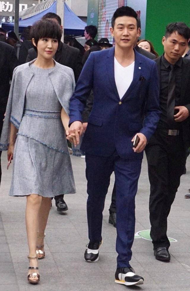 原创鲍蕾对陆毅满眼的崇拜现身活动恨不得黏一起校园恋爱真甜啊