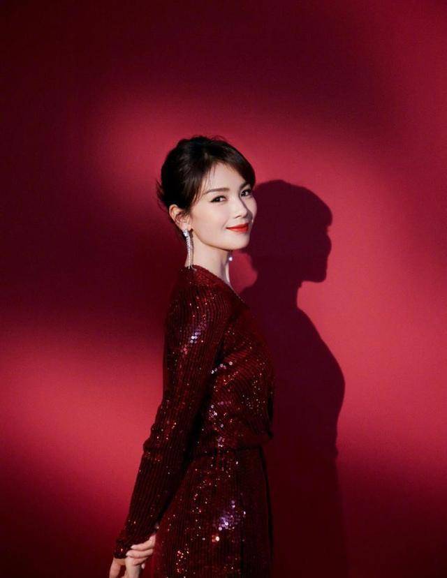 原创刘涛的肤色真是好穿枣红色不显土气反倒显得气质高级肌肤水嫩