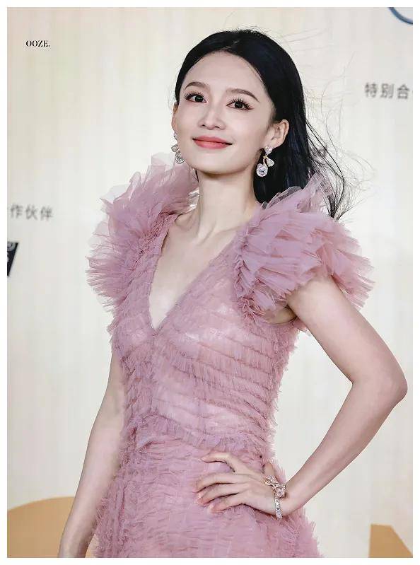 原创绝世身材惹人倾慕33岁李沁尽显撩人风采引诱不已风情娇娆