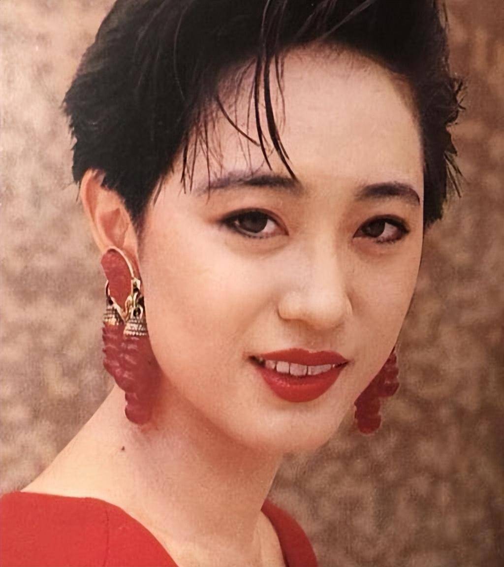 "天生不上镜"的8位女明星,真人个个又瘦又美,比照片漂亮10倍_关之琳