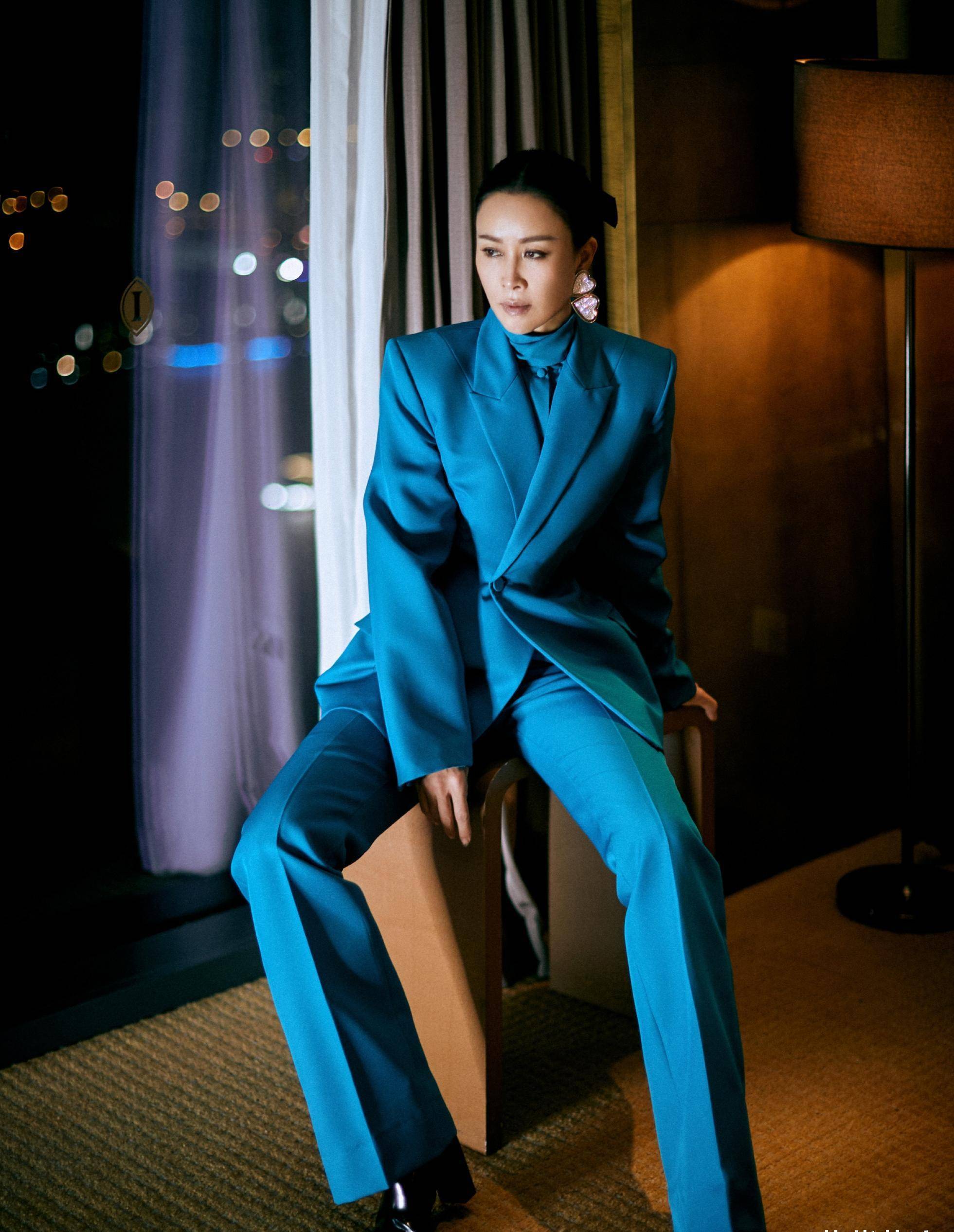 原创那英紧跟穿搭潮流尝试男友风和下衣失踪时尚又不失英气