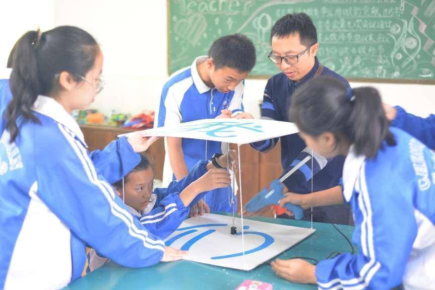 四川天府新区合江中学是一所存量公办初中学校,现有9个教学班,学生近