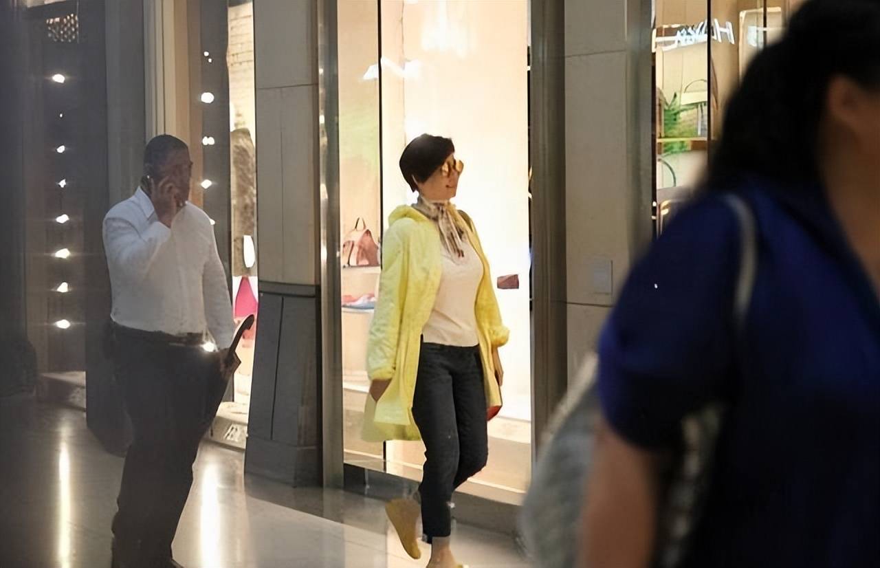 原创69岁林青霞身材真丰腴穿t恤牛仔裤差点撑变形洋气又减龄