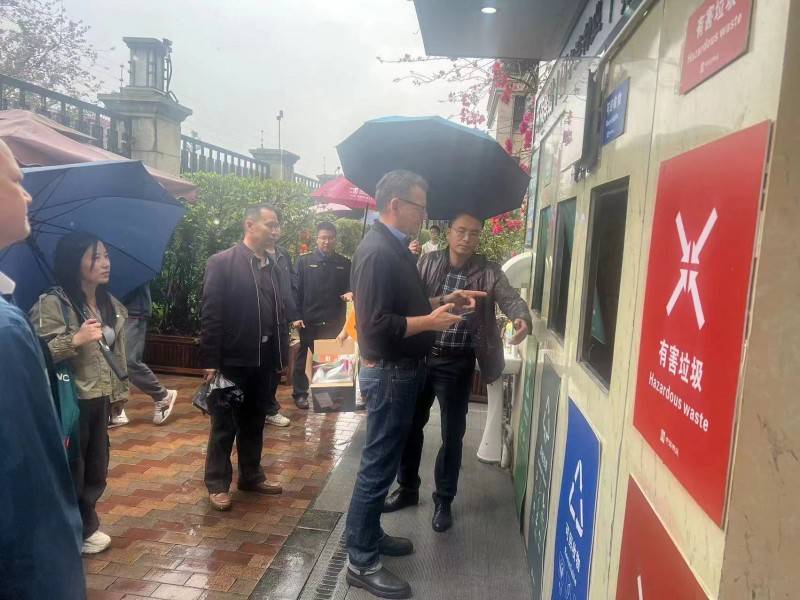 在街道武装部部长邹志坤的陪同下,唐建辉副处长一行首先参观了小区的