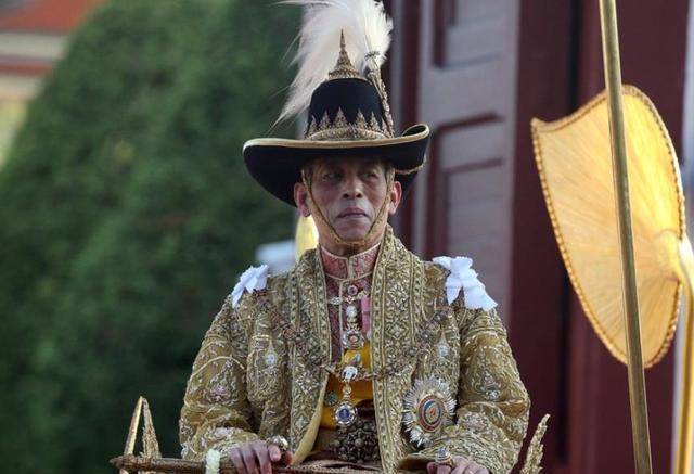 泰王度假时放飞自我花臂照被外媒曝光现身街头又穿小背心