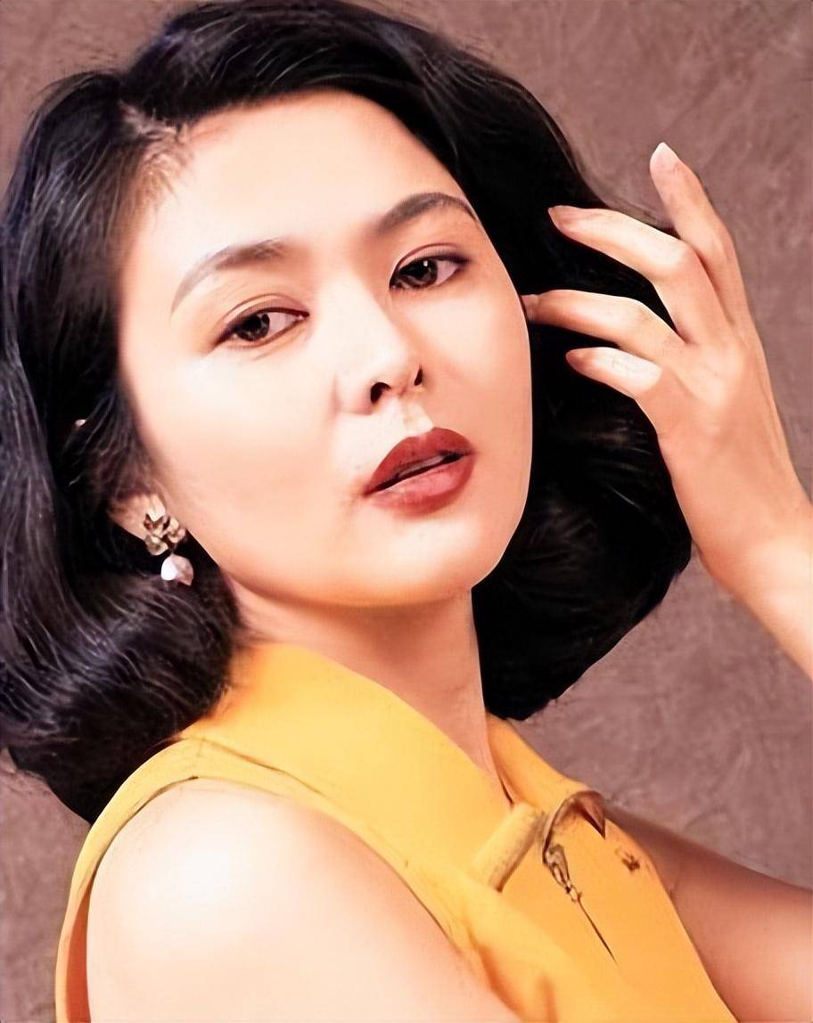 "天生不上镜"的8位女明星,真人个个又瘦又美,比照片漂亮10倍_关之琳