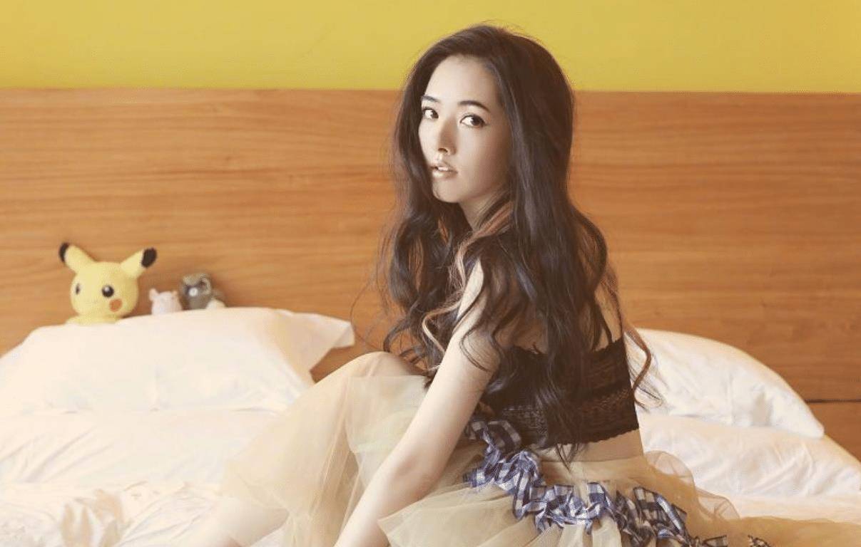 原创郭碧婷结婚半年后日渐大胆抹胸上身尽显妩媚这身材曲线绝了